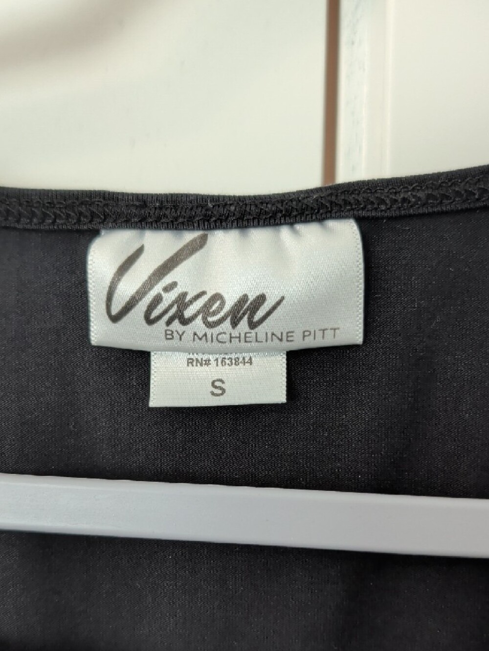 Vixen by Micheline Pitt Black Scoop-Neck Long Sleeve Top - Picture 2 of 4